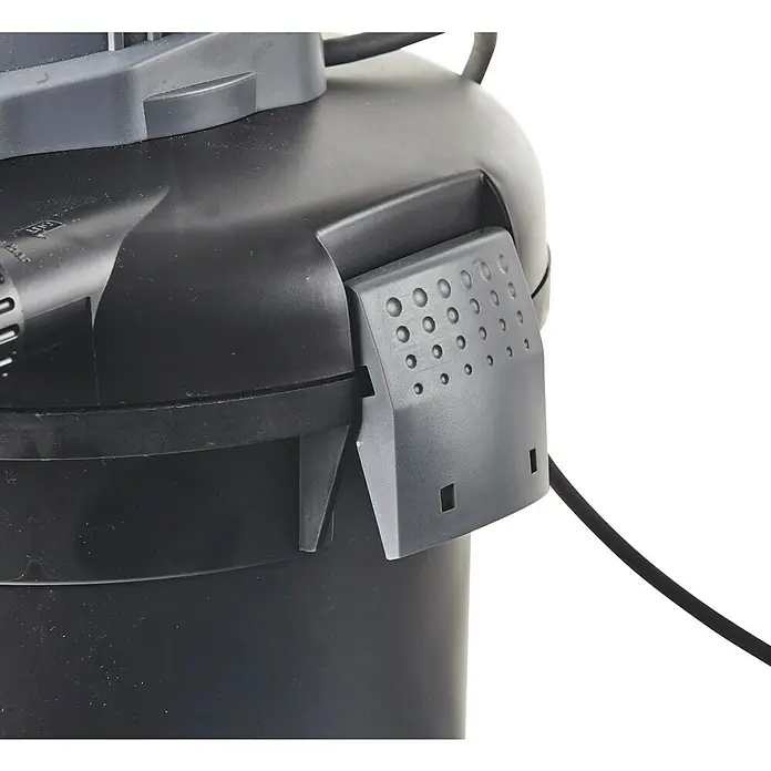 Heissner Druckfilter-Set - 25 W, Fördermenge pro Std.: 1.500 l - Nahaufnahme eines schwarzen Aquarium Außenfilters mit grauem Verschluss und Stromkabel.