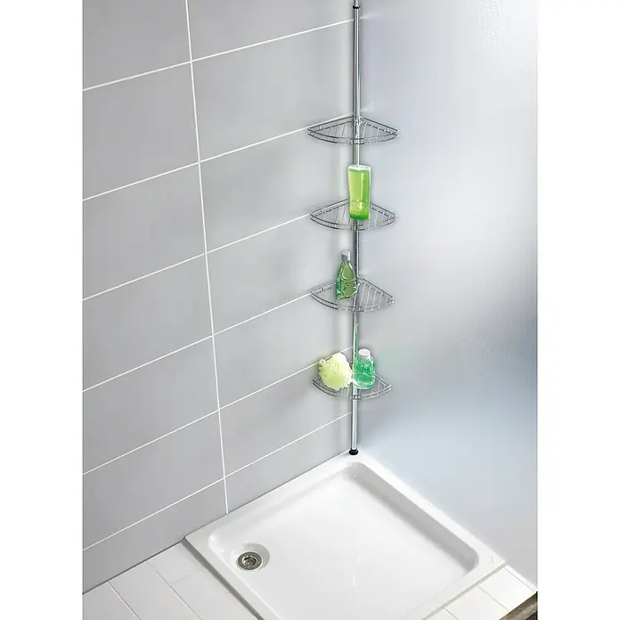 Wenko Teleskop-Eckregal Prea - Höhenverstellung: 56 cm - 275 cm, 4 Ablagen, Edelstahl - Eckregal aus Chrom mit vier Ablagen, befüllt mit grünen Badezimmerartikeln, steht in einer Duschkabine mit grauem Fliesenboden.