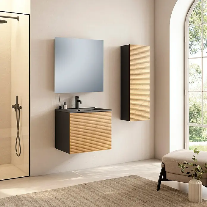 Conjunto de mueble de baño Compact 3D - 60 cm, Negro/Roble, 3 pzs. - Un baño con un mueble de lavabo con aspecto de madera con detalles en negro, un espejo y un armario de pared a juego.
