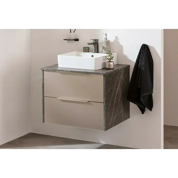 Camargue Marble Badmöbel-Set - 60 cm, Grau Marmor/Goldbronze, 3 -tlg. - Modernes Badezimmer-Waschbecken mit Unterschrank in Marmoroptik und beigen Schubladen, inklusive Armatur und Handtuch.