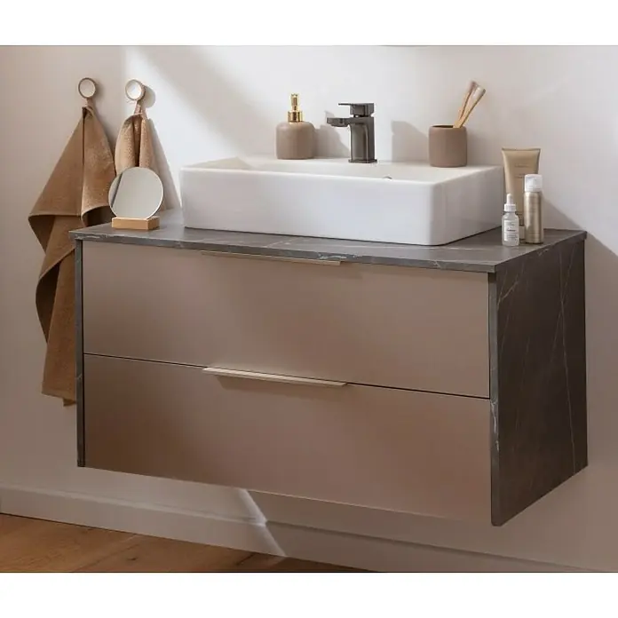 Camargue Marble Badmöbel-Set - 90 cm, Grau Marmor/Goldbronze, 3 -tlg. - Bild eines modernen Badezimmerwaschtisches mit zwei Schubladen, einer Marmorplatte und einem Aufsatzwaschbecken.