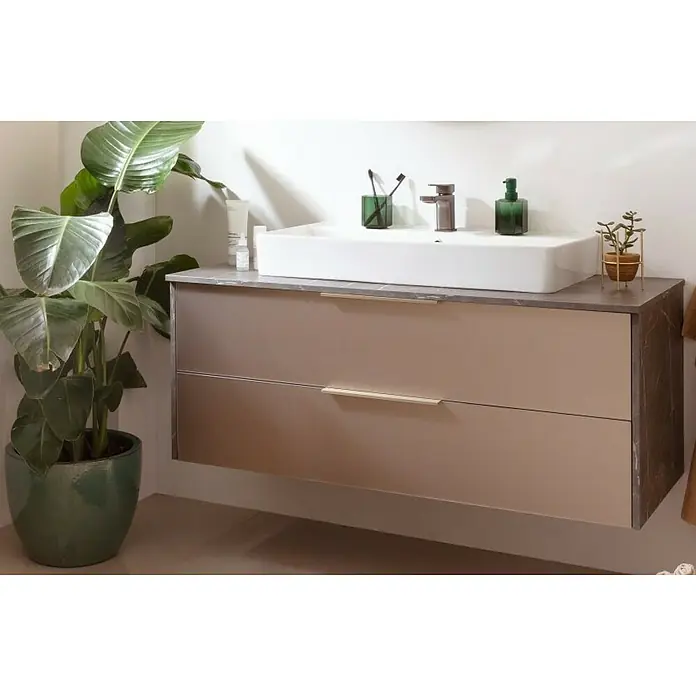 Camargue Marble Badmöbel-Set - 120 cm, Grau Marmor/Goldbronze, 3 -tlg. - Modernes Badezimmer-Waschbecken mit zwei Schubladen in einem eleganten Farbton, ergänzt durch eine graue Arbeitsplatte und grüne Akzente.