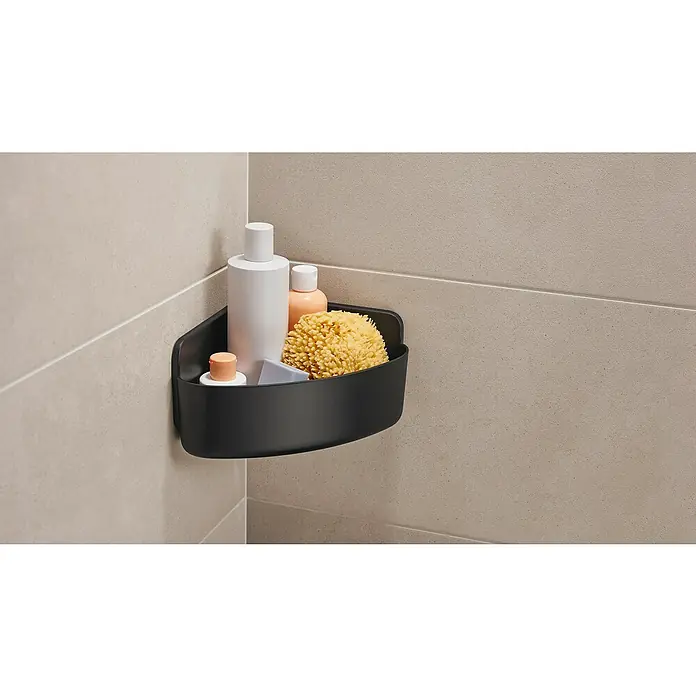 Tesa Eckduschkorb Lavaa - 20 x 20 x 12 cm, Schwarz, Matt - Eine dunkle Eckablage mit Badutensilien an einer gefliesten Wand bietet praktischen Stauraum im Badezimmer und sorgt für Ordnung.