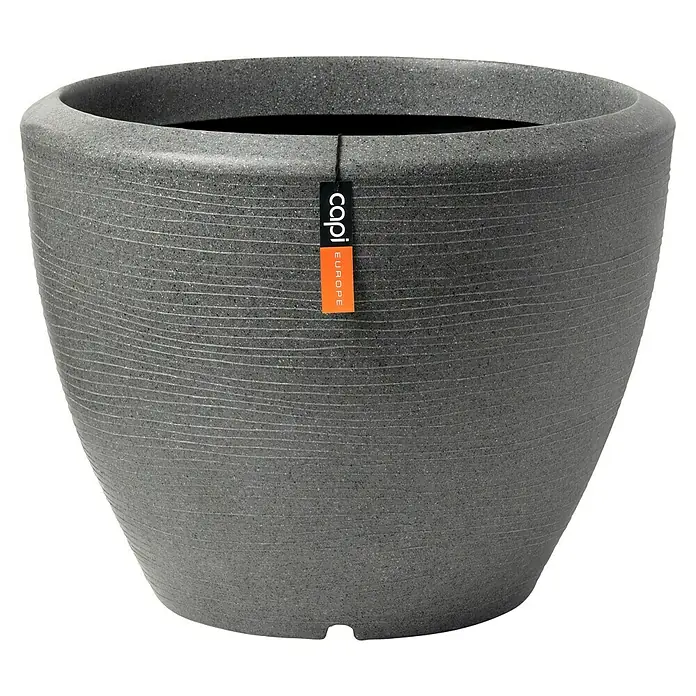 Capi Europe Übertopf rund Arc Granite - Außenmaß (Ø x H): 34 x 25 cm, Anthrazit, Kunststoff, Matt - Grauer Capi Europe Pflanztopf mit horizontalen Linien und einem modernen Design, ideal für drinnen und draußen.