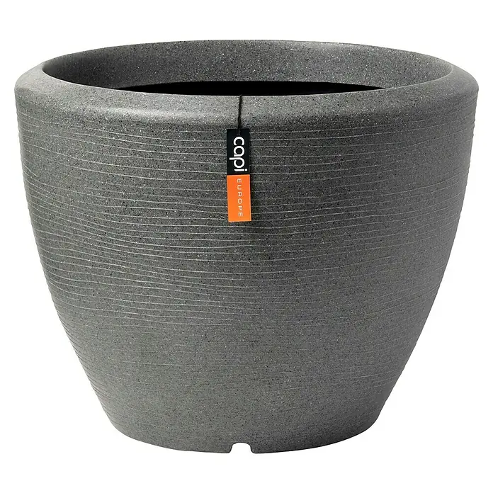 Capi Europe Übertopf rund Arc Granite - Außenmaß (Ø x H): 75 x 60 cm, Anthrazit, Kunststoff, Matt - Grauer Capi Europe Blumentopf mit horizontalen Rillen und einem modernen, runden Design, ideal für den Innen- und Außenbereich.