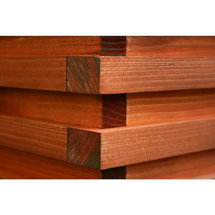 Pflanzkasten Torino - Außenmaß (L x B x H): 59 x 59 x 34 cm, Holz, Teak - Nahaufnahme einer Holzkonstruktion mit rotbraun gebeizten Brettern, die eine interessante Textur und ein warmes Erscheinungsbild zeigen.