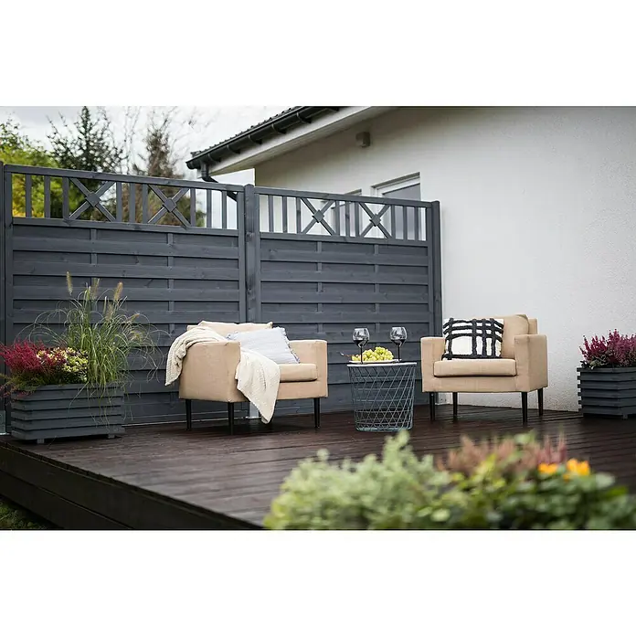 Pflanzkasten Torino - Außenmaß (L x B x H): 59 x 34 x 34 cm, Holz, Grau - Eine Terrasse mit stilvollen Sesseln, einem Beistelltisch mit Wein und Trauben vor einem grauen Holzzaun.