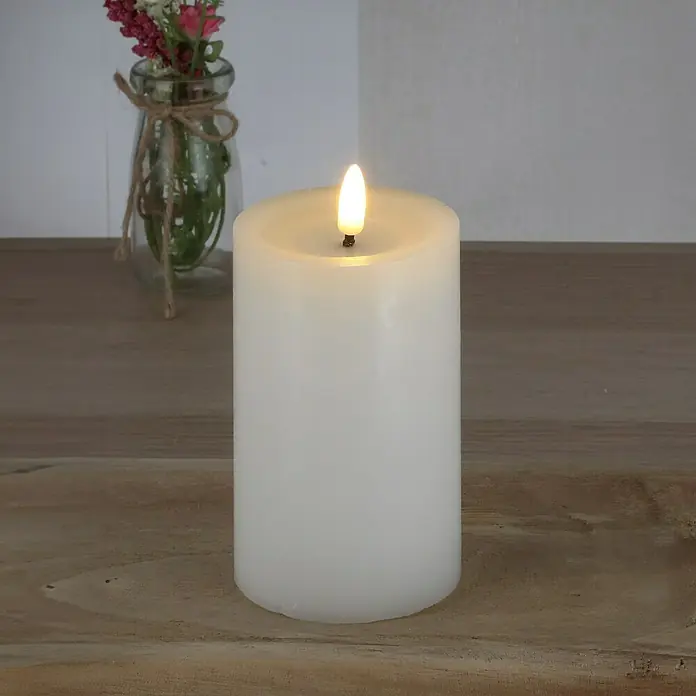 LED-Kerze Shine - Creme, Ø x H: 7,5 x 15 cm, Echtwachs - Stimmungsvolle LED-Kerze mit warmem Lichtschein, ideal für eine gemütliche Atmosphäre im Raum.
