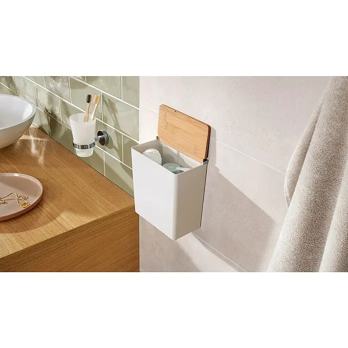 Tesa Aufbewahrungsbox Baboo - L x B x H: 21 x 10,2 x 18,2 cm, Kunststoff - Badezimmer-Szene mit einem hölzernen Waschtisch, einem weißen Aufbewahrungsbehälter mit Bambusdeckel und einem Zahnputzbecher.