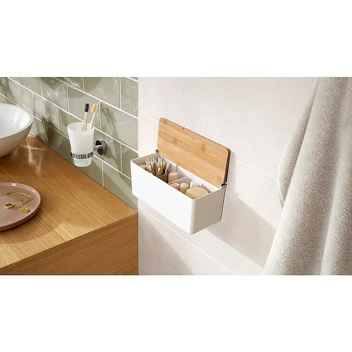 Tesa Aufbewahrungsbox Baboo - L x B x H: 24,2 x 10,2 x 11 cm, ABS-Kunststoff, Weiß/Bambus - Badezimmer-Szene mit einem weißen Waschtisch, einer Schale und einem Wandregal mit Holzdeckel zur Aufbewahrung von Badartikeln.