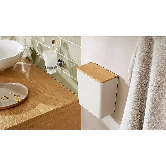 Tesa Aufbewahrungsbox Baboo - L x B x H: 21 x 10,2 x 18,2 cm, Kunststoff - Nahaufnahme eines Badezimmers mit einem stilvollen weißen Abfalleimer mit Holzdeckel, einem Waschbecken und einer Halterung mit Zahnbürsten.
