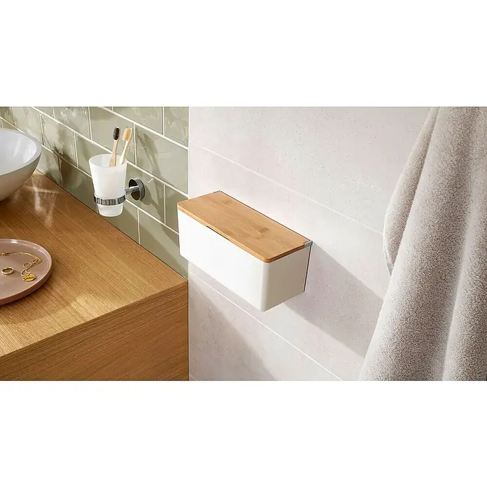 Tesa Aufbewahrungsbox Baboo - L x B x H: 24,2 x 10,2 x 11 cm, ABS-Kunststoff, Weiß/Bambus - Ein stilvolles Badezimmer-Interieur mit einem weißen Spender mit Holzdeckel und einem Zahnputzbecher.
