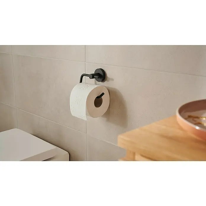 Tesa Moon Toilettenpapierhalter - Ohne Deckel, Graphit, Matt - Nahaufnahme eines schwarzen Toilettenpapierhalters mit einer weißen Toilettenpapierrolle an einer Badezimmerwand.