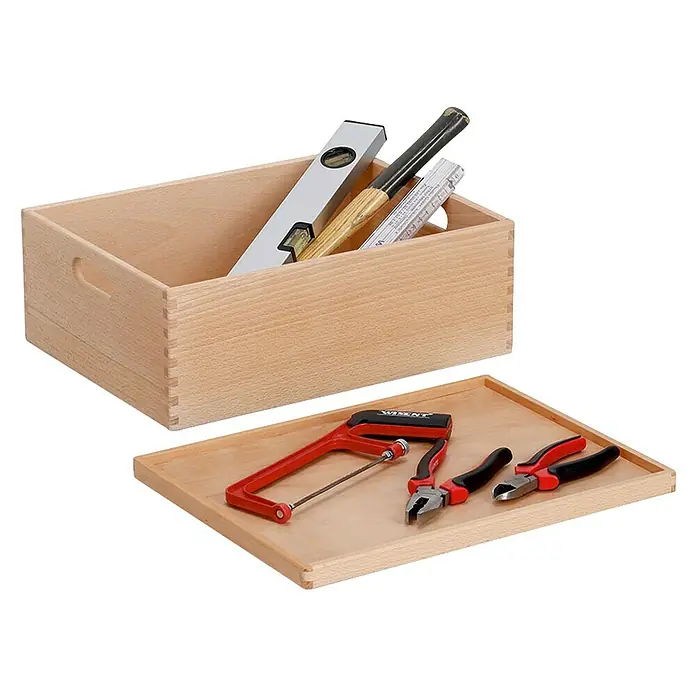 Zeller Present Deckel - L x B: 40 x 30 cm, Passend für: Zeller Present Stapelbox 40 x 30 cm, Holz - Ein hölzerner Werkzeugkasten mit verschiedenen Werkzeugen, darunter eine Wasserwaage, eine Säge und Zangen.
