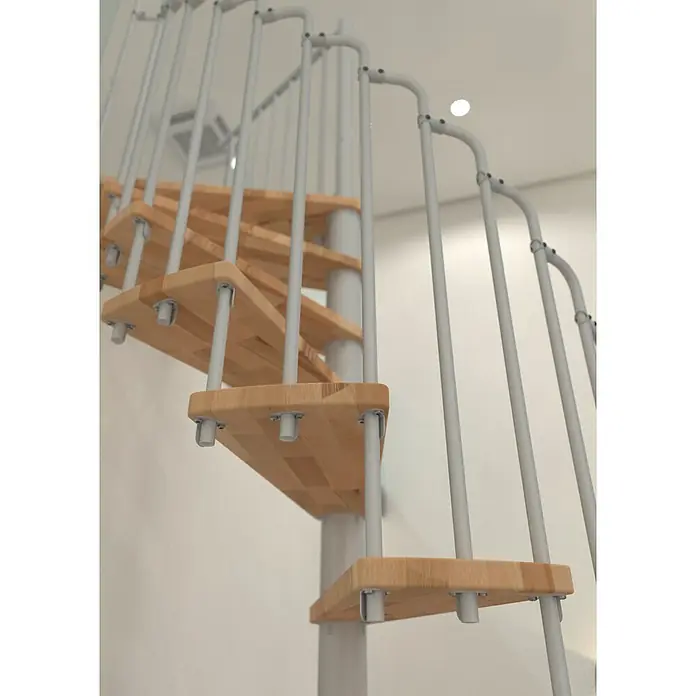 Minka Spindeltreppe Paris - Durchmesser: 140 cm, Weiß, Farbe Stufen: Buche Natur, Geschosshöhe: 282 cm - Nahaufnahme einer Wendeltreppe mit hellbraunen Holzstufen und einem grauen Metallgeländer, die sich in einem hellen Raum nach oben windet.
