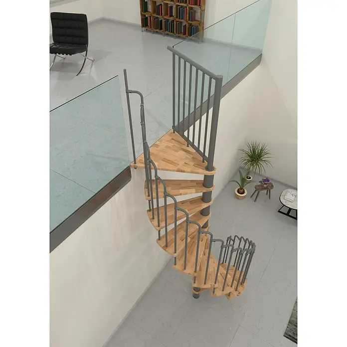 Minka Spindeltreppe Paris - Durchmesser: 140 cm, Grau, Farbe Stufen: Buche Natur, Geschosshöhe: 282 cm - Eine elegante Wendeltreppe aus Holz und Metall, die sich spiralförmig durch einen modernen Wohnraum schlängelt, verbindet zwei Ebenen stilvoll.
