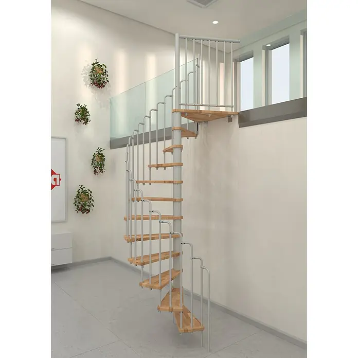 Minka Spindeltreppe Paris - Durchmesser: 140 cm, Weiß, Farbe Stufen: Buche Natur, Geschosshöhe: 282 cm - Eine elegante Wendeltreppe aus hellem Holz und Metall vor einer hellen Wand, die modernes Design und Funktionalität vereint.