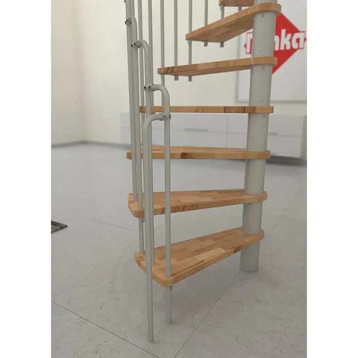 Minka Spindeltreppe Paris - Durchmesser: 140 cm, Weiß, Farbe Stufen: Buche Natur, Geschosshöhe: 282 cm - Detailaufnahme einer Wendeltreppe mit Holzstufen und einem grauen Metallgeländer, die sich elegant nach oben windet.