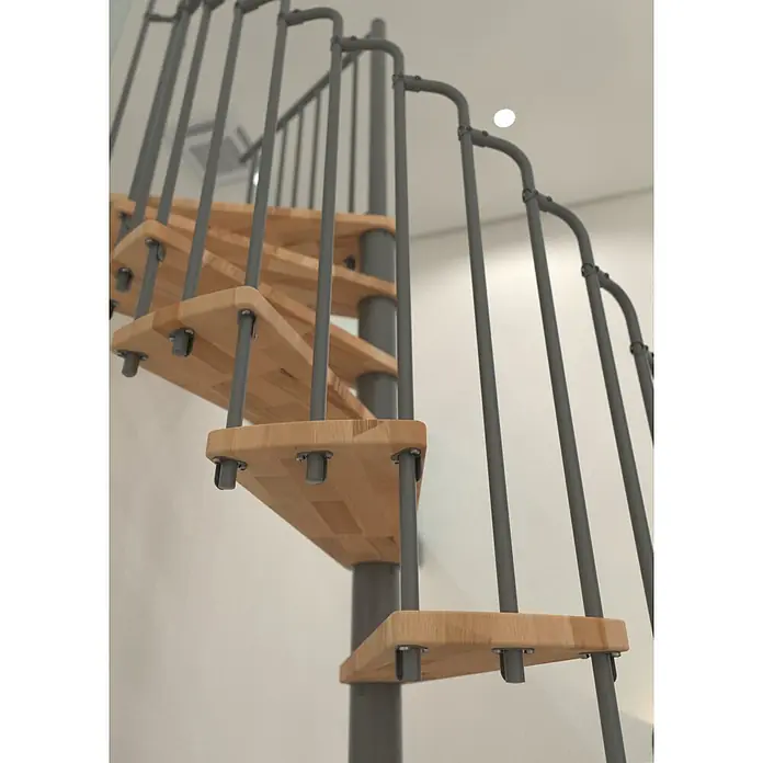 Minka Spindeltreppe Paris - Durchmesser: 140 cm, Grau, Farbe Stufen: Buche Natur, Geschosshöhe: 282 cm - Detailaufnahme einer Wendeltreppe mit Holzstufen und grauem Metallgeländer. Ein elegantes Design für moderne Innenräume.