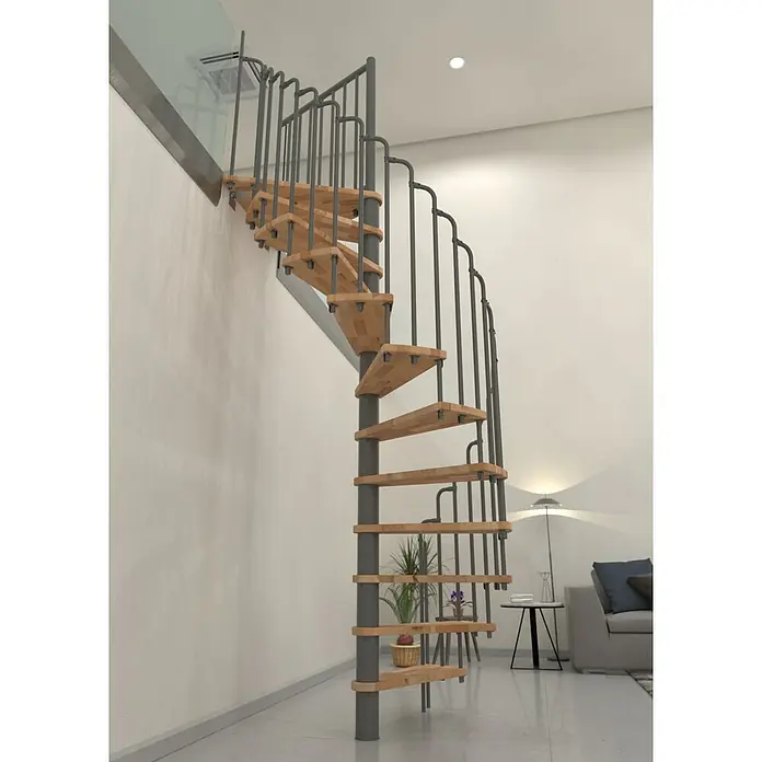 Minka Spindeltreppe Paris - Durchmesser: 140 cm, Grau, Farbe Stufen: Buche Natur, Geschosshöhe: 282 cm - Eine elegante Wendeltreppe mit Holzstufen und einem grauen Metallgeländer, die in einem modernen Interieur zur Geltung kommt.