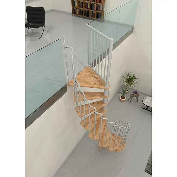 Minka Spindeltreppe Paris - Durchmesser: 140 cm, Weiß, Farbe Stufen: Buche Natur, Geschosshöhe: 282 cm - Holzwendeltreppe mit weißem Geländer, die in einem hellen Raum nach unten führt. Sieht modern und platzsparend aus.