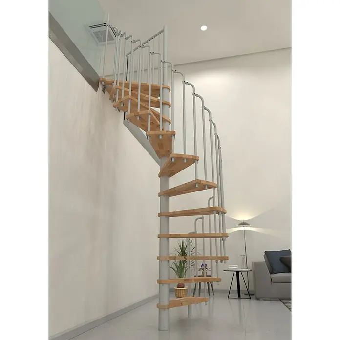 Minka Spindeltreppe Paris - Durchmesser: 140 cm, Weiß, Farbe Stufen: Buche Natur, Geschosshöhe: 282 cm - Eine moderne Wendeltreppe aus hellem Holz und grauem Metall, die sich in einem hellen, minimalistischen Raum nach oben windet.