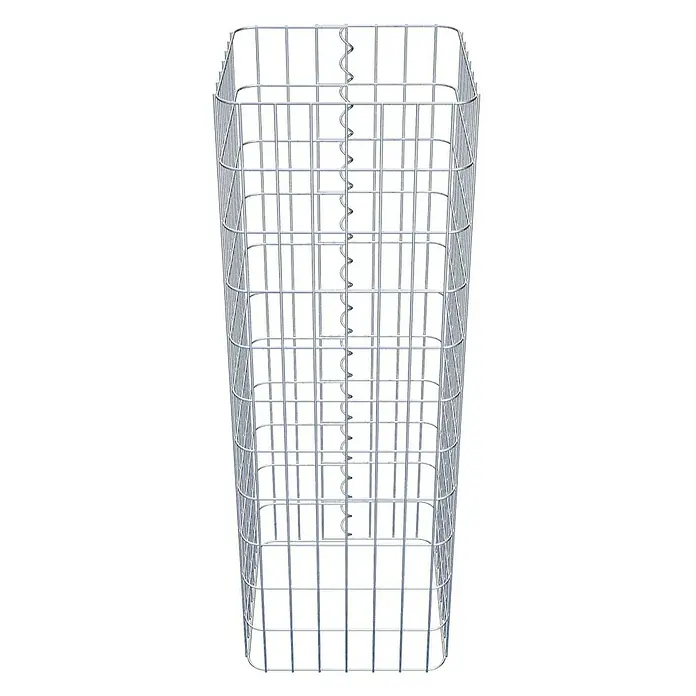Gabiona Gabionensäule - 37 x 37 x 110 cm, Metall, Maschenbreite: 50 mm, Maschenhöhe: 100 mm - Das Bild zeigt eine hohe Gabione aus verzinktem Drahtgitter, ideal für Garten- und Landschaftsbau, mit stabilen Spiralverbindern in der Mitte.