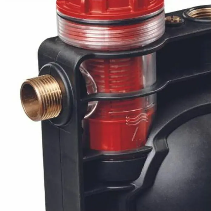 Einhell PXC 18V Bomba de agua para jardín de batería 36/38 F LED Automatic - 18 V, Iones de litio, Sin batería, Capacidad de bombeo máx.: 3.800 l/h - Primer plano de un filtro de agua con cartucho rojo y accesorio de latón.