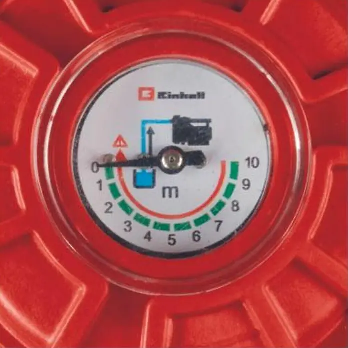 Einhell PXC 18V Bomba de agua para jardín de batería 36/38 F LED Automatic - 18 V, Iones de litio, Sin batería, Capacidad de bombeo máx.: 3.800 l/h - Detalle del manómetro de una bomba de jardín Einhell, que muestra la presión actual en metros para un control de riego eficiente.