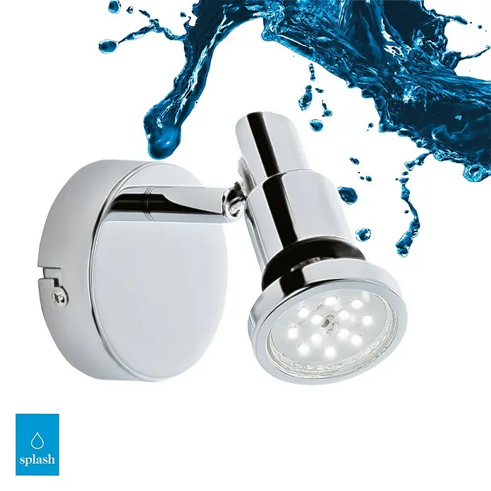 Briloner Foco de pared LED - L x An x Al: 8 x 8 x 10,6 cm, Cromo, Blanco cálido - Primer plano de un aplique LED de pared Splash cromado con cabezal ajustable y agua salpicando en el fondo.
