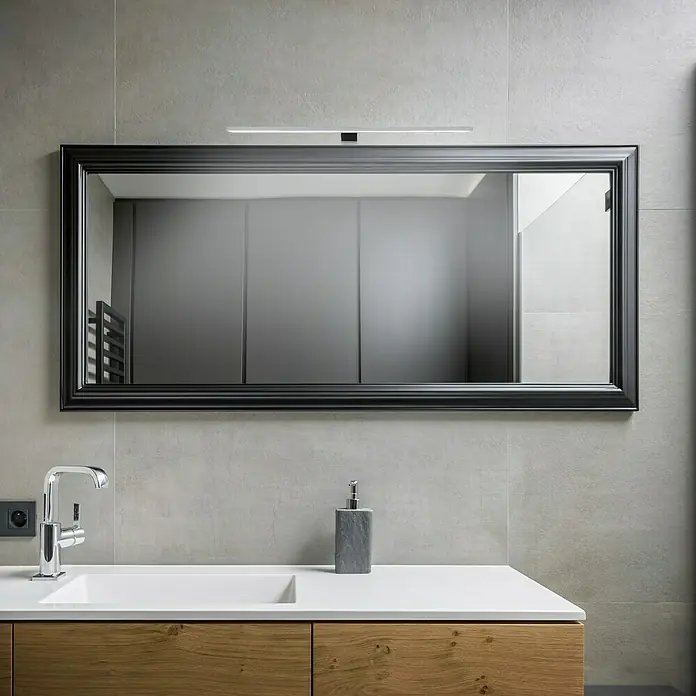 Briloner Aplique LED para espejo - 8 W, L x An x Al: 60 x 10,3 x 3,6 cm, Plateado, Blanco neutro - Moderno baño con espejo grande de marco negro sobre un lavabo con mueble de madera y dispensador de jabón gris.