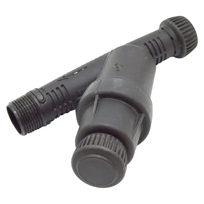 Filtro de presión Y - ¾″ - Primer plano de un filtro de agua negro, un componente clave para sistemas de riego y fontanería.