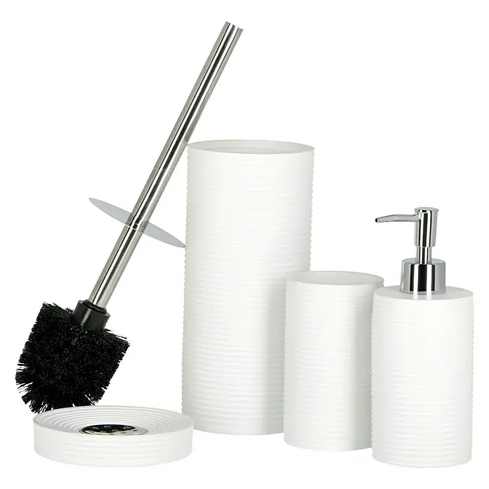 Venus Seifenspender Filler - Polyresin, Weiß - Ein Badezimmer-Set in Weiß und Silber umfasst eine Toilettenbürste, einen Seifenspender, einen Becher und einen Behälter.