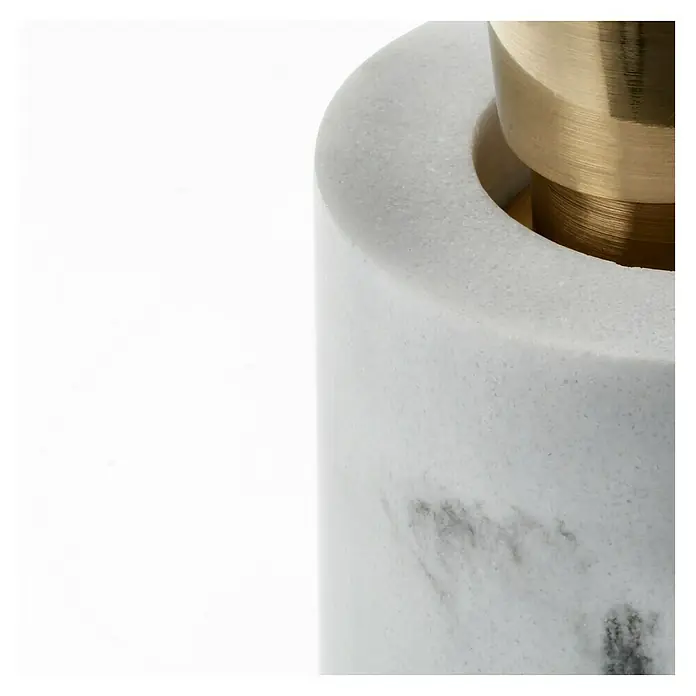 Camargue Seifenspender Marmel - Polyresin, Weiß - Detailaufnahme einer Marmorbasis mit goldenen Akzenten, die ein elegantes und modernes Design hervorhebt.