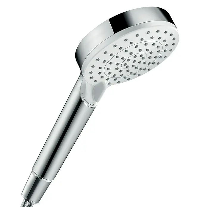 Hansgrohe Crometta Handbrause Vario - Anzahl Funktionen: 2 Stk., Durchmesser: 10 cm, Weiß/Chrom - Nahaufnahme eines glänzenden Chrom-Handbrausekopfes mit mehreren Düsen und einem schlanken Griff auf schwarzem Hintergrund.