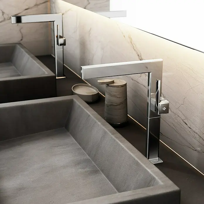 IO Grifo de lavabo alto Paladio - Cromo, Brillante - Un baño de lujo con lavabos grises y grifos cromados modernos, que muestran un diseño elegante y una artesanía de alta calidad.