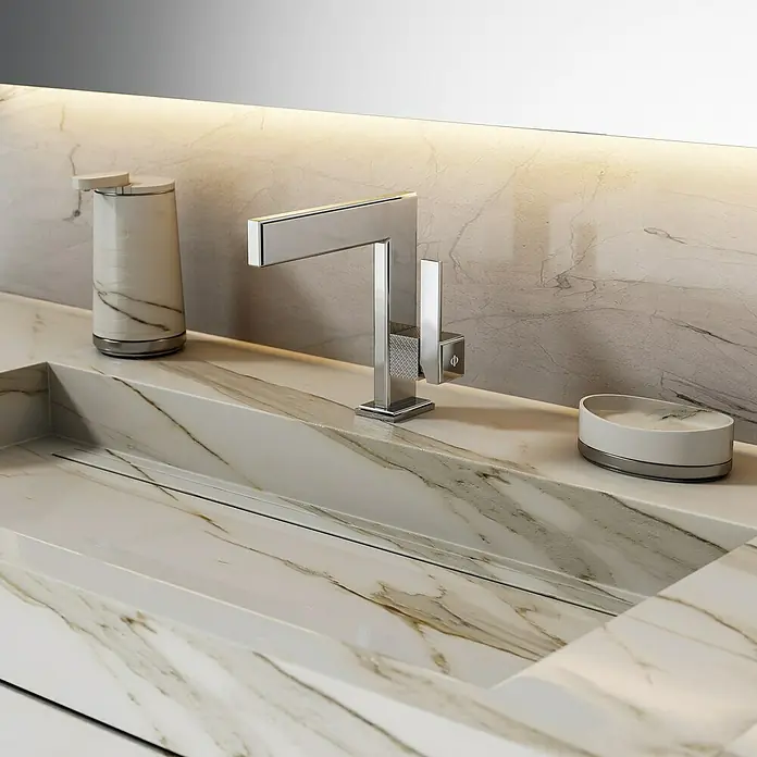 IO Grifo de lavabo Paladio - Cromo, Brillante - Primer plano de un moderno lavabo de mármol con grifo, dispensador de jabón y jabonera, que muestra un elegante diseño de baño.