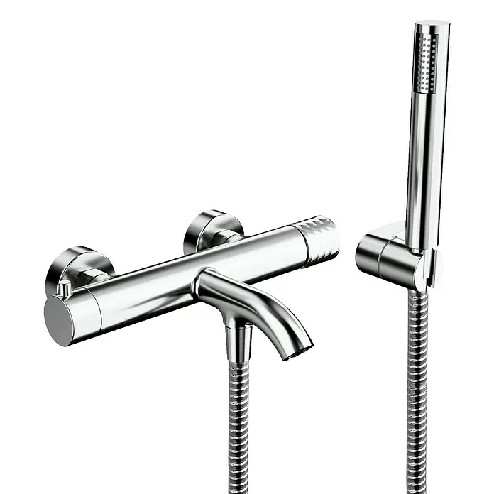 IO Helios Grifo monomando de bañera - Cromo, Brillante - Primer plano detallado de una elegante grifería de ducha cromada con rociador de mano, destacando el diseño moderno del baño.