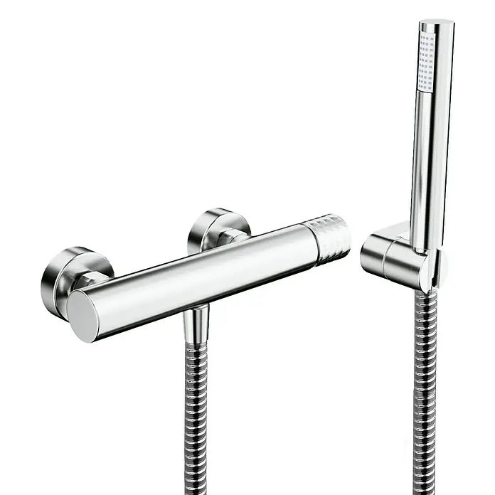 IO Helios Grifo monomando de ducha - Cromo - En la imagen se muestra un elegante grifo de ducha cromado con ducha de mano. Su diseño minimalista añade un toque moderno.