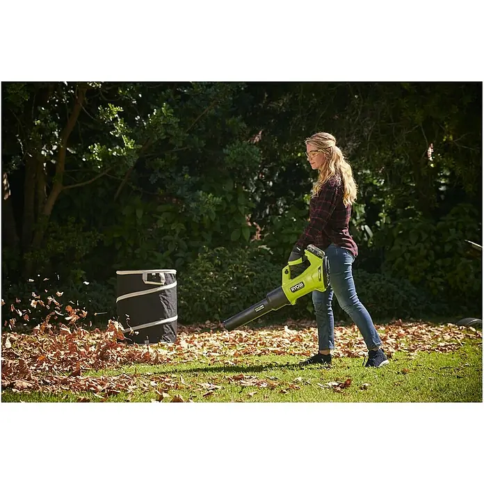 Ryobi Gartenabfallsack RAC368 - Höhe: 6 cm - Frau benutzt einen gelben Ryobi Laubbläser, um Blätter in einen Laubsammler zu blasen.