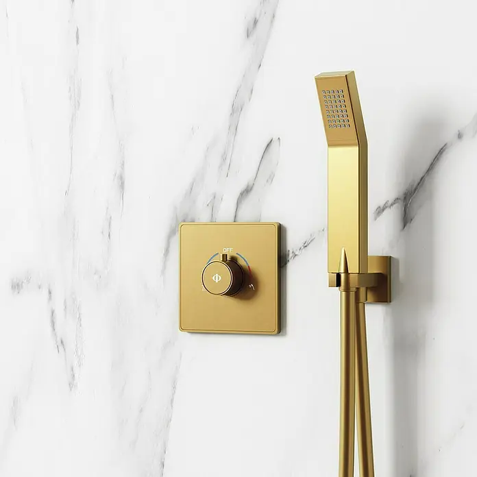 IO Grifo monomando de ducha empotrado Universal - Oro - Grifo de ducha dorado con diseño cuadrado y control de temperatura sobre pared de mármol para baños modernos.