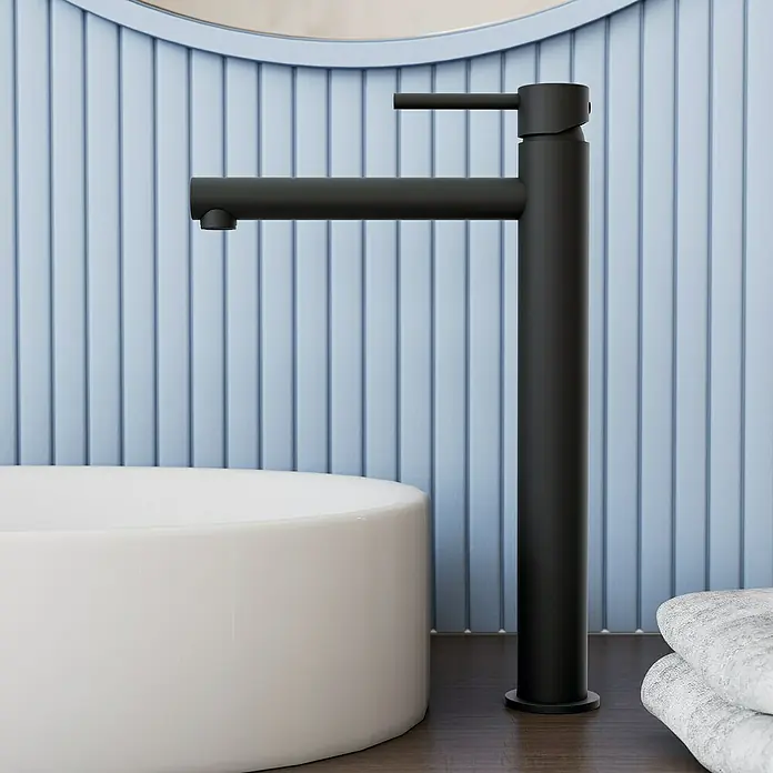 IO Grifo de lavabo alto Mio - Negro, Mate - Elegante grifo negro mate junto a un lavabo blanco. Un detalle elegante para cualquier baño moderno.