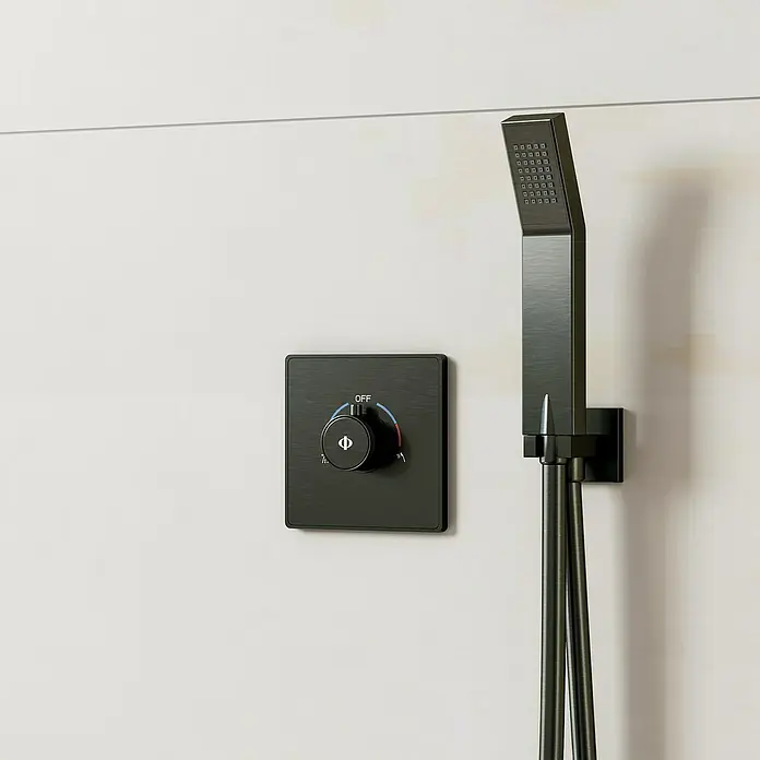 IO Grifo monomando de ducha empotrado Universal - Titanio - Grifo de ducha negro con placa cuadrada y ducha de mano sobre pared blanca.