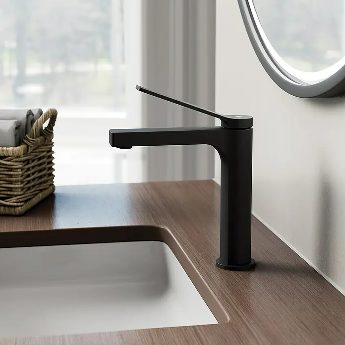 IO Tarsio Grifo de lavabo - Negro - Elegante grifo de baño negro mate con un diseño moderno. Ideal para baños y aseos con estilo.