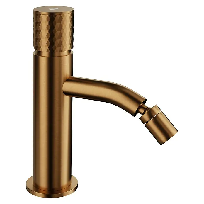 IO Helios Grifo monomando de bidé - Cobre - Primer plano de un moderno grifo de bidé en un cálido tono dorado, combinando elegancia y funcionalidad. Su superficie brilla lujosamente a la luz.