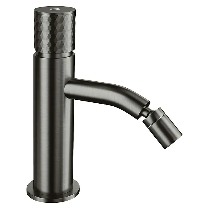 IO Helios Grifo monomando de bidé - Titanio - Primer plano de un elegante grifo de bidé en tonos metálicos cepillados con un mango texturizado, que irradia un diseño de baño sofisticado.