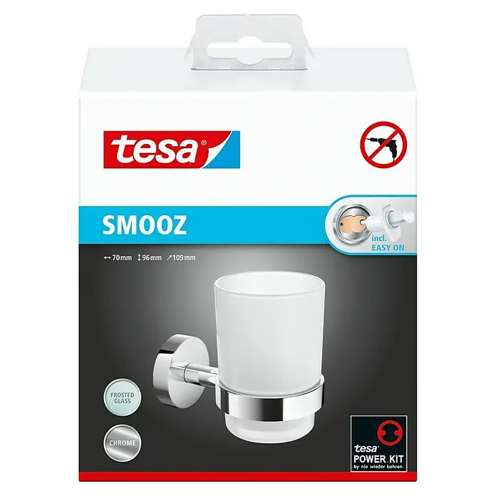 Tesa Smooz Zahnputzbecher - Mit Halterung, Metall, Chrom - Abbildung des Tesa Smooz Zahnputzbechers mit mattiertem Glas und verchromten Elementen, verpackt mit Bohrer-freier Befestigung.
