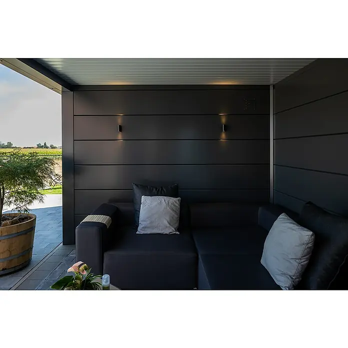 Telluria Metallgerätehaus Classico 3330 mit Lounge XL rechts inkl. 2 Fenster und Elektro-Set - Außenmaß inkl. Dachüberstand (B x T): 812 x 318 cm, Stahl, Anthrazit, Inkl. Innenwandverkleidung & Elektro-Set - Eine stilvolle Außenecke mit dunklem Sofa und minimalistischer Wandbeleuchtung für eine moderne Terrassengestaltung. Gemütlichkeit trifft Design.