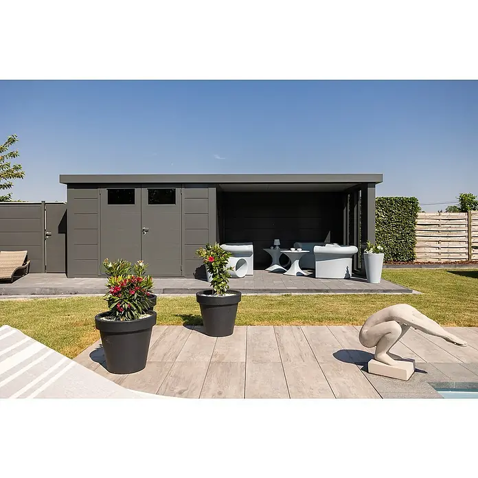 Telluria Metallgerätehaus Classico 3330 mit Lounge L rechts inkl. 2 Fenster - Außenmaß inkl. Dachüberstand (B x T): 692 x 318 cm, Stahl, Anthrazit, Ohne Set - Moderne Gartengestaltung mit grauem Gartenhaus, stilvollen Gartenmöbeln und blühenden Pflanzen in schwarzen Töpfen für eine entspannte Atmosphäre.