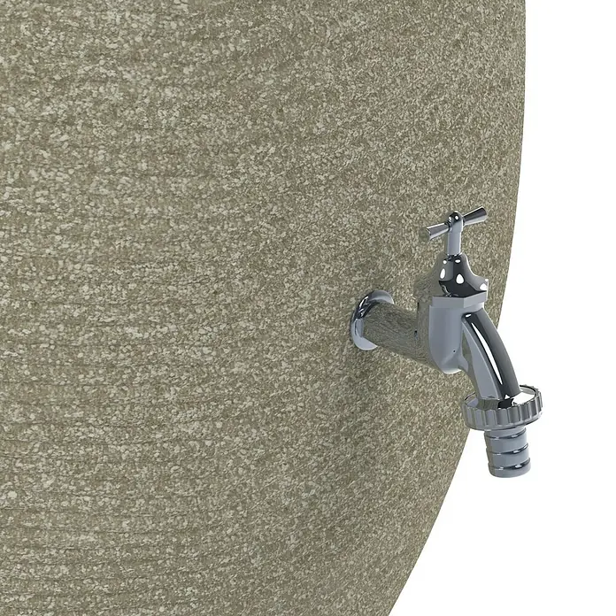 Arves Regenspeicher Drop - 200 l, Beige, 1 Stk. - Nahaufnahme eines Wasserhahns aus Chrom, der an einem runden, texturierten Behälter befestigt ist. Perfekt für Garten und Außenbereich.